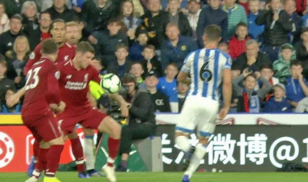 Tranh cãi: Trọng tài cướp mất quả penalty của Huddersfield? - Bóng Đá