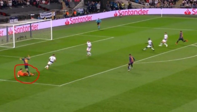 Lloris nhận đủ 'gạch đá' sau bàn thắng của Coutinho - Bóng Đá