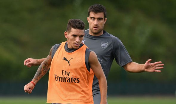 Sokratis: Torreira bị điên - Bóng Đá
