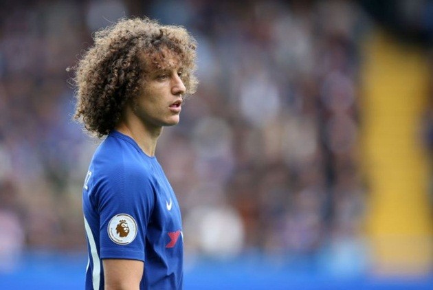Sanchez bị các em nhỏ vây kín trong ngày lễ Giáng sinh - Bóng Đá