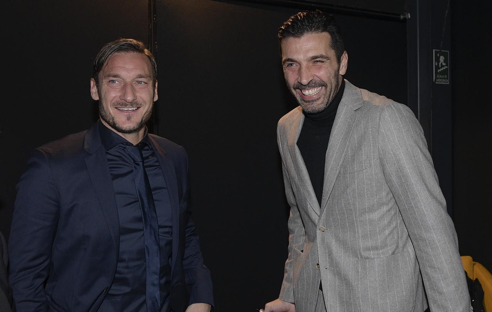 Totti hội ngộ Buffon trong ngày được vinh danh 'huyền thoại' - Bóng Đá