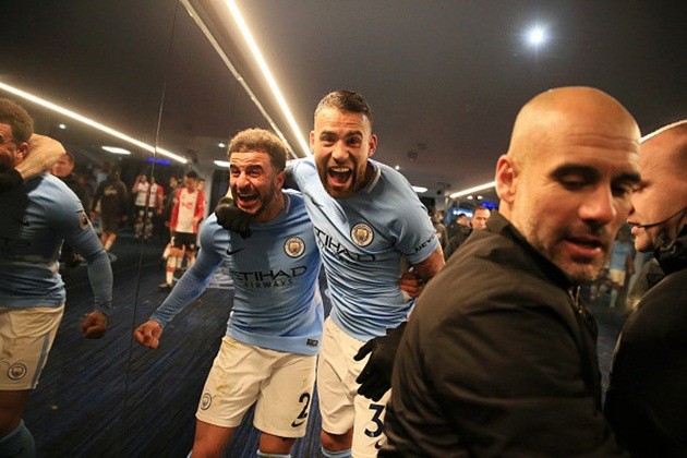 Quên chấn thương, sao Man City chạy như bay ăn mừng chiến thắng - Bóng Đá