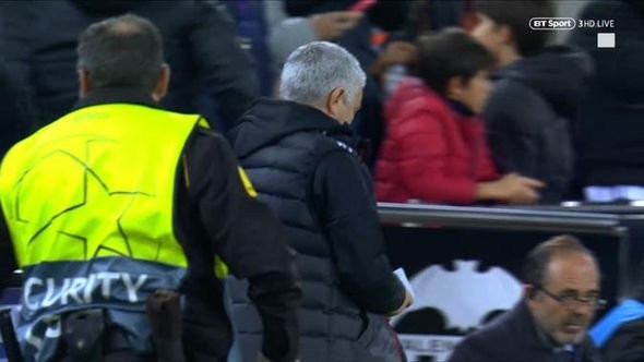 Vừa hết hiệp 1, Mourinho phản ứng khiến các học trò phát sợ - Bóng Đá