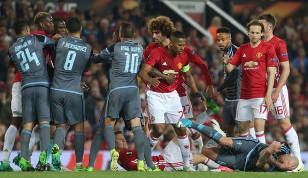 Fellaini trở thành người hùng của Man Utd dưới thời Mourinho như thế nào? - Bóng Đá