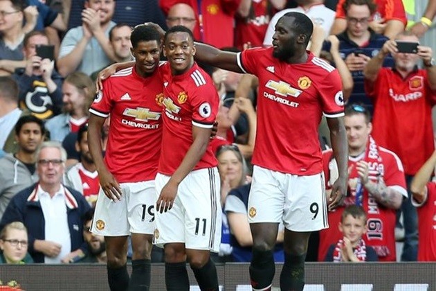 Mỉa mai lối chơi của M.U, Pep bị CĐV 'ném đá' - Bóng Đá