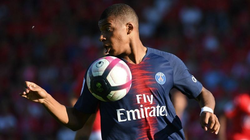 Mbappe lãnh thẻ đỏ, Tuchel bảo vệ 