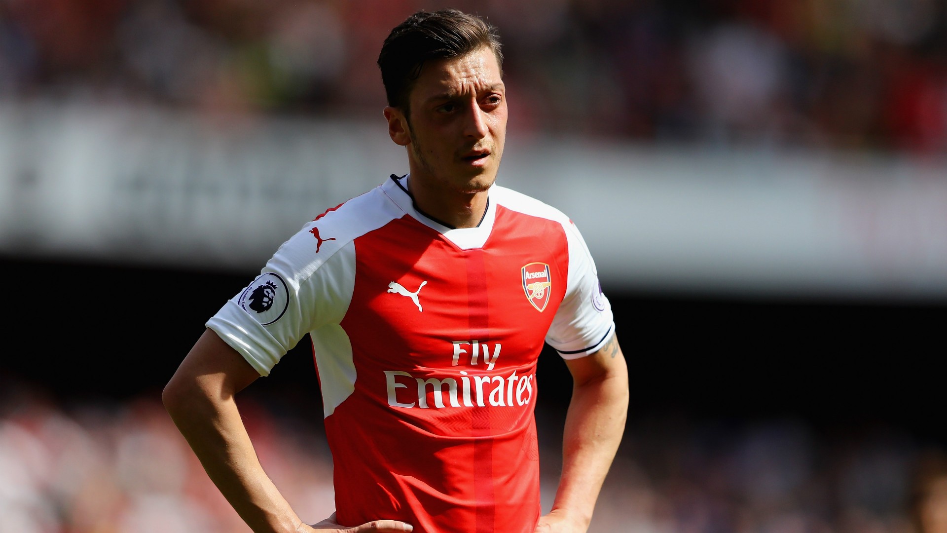 Ozil ở lại Arsenal: Nỗi lòng túng quẩn của một gã 