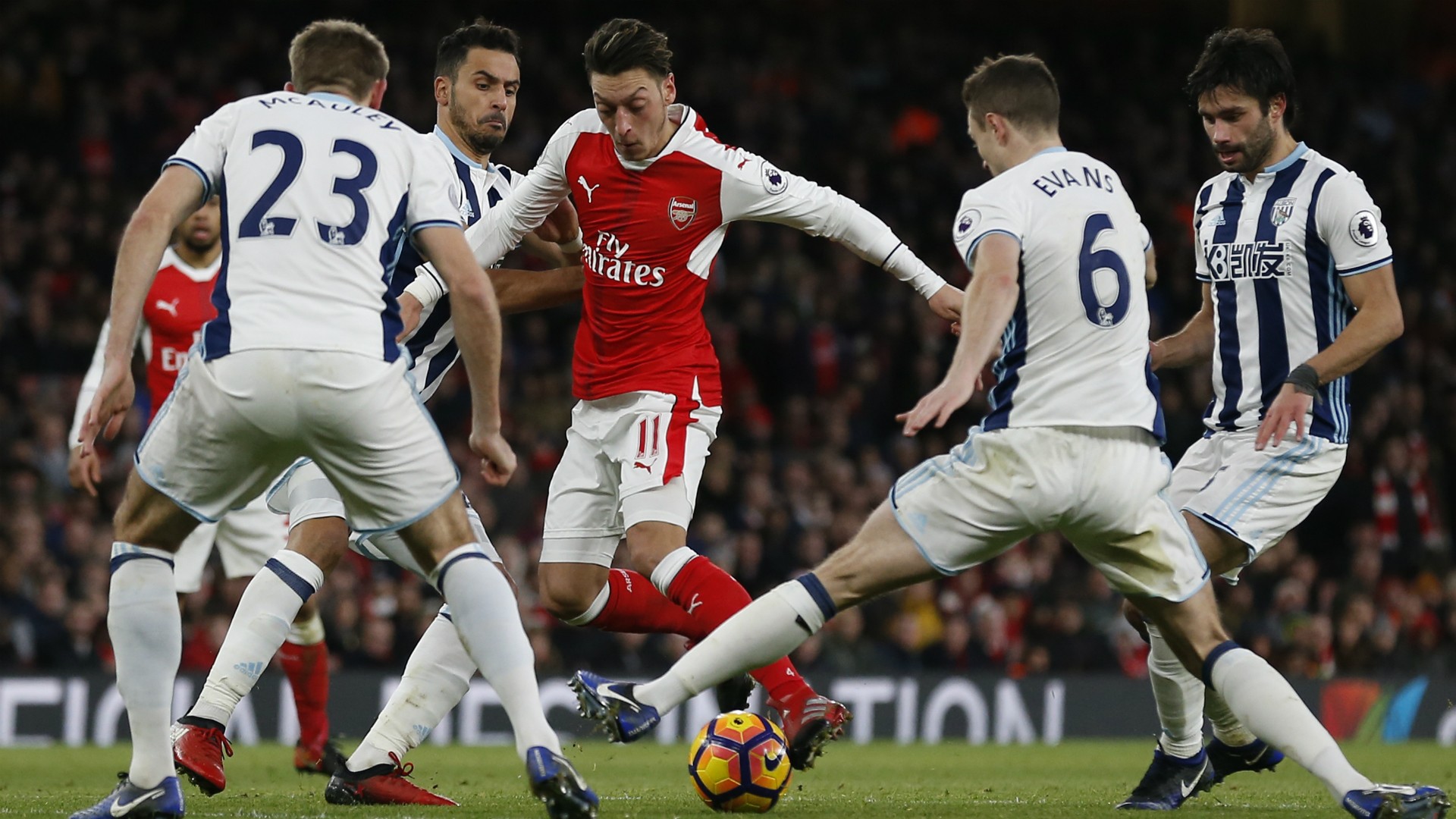 Ozil ở lại Arsenal: Nỗi lòng túng quẩn của một gã 
