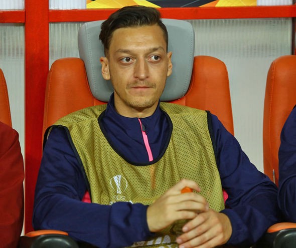 CĐV Arsenal mỉa mai tình huống Ozil nổi điên với đồng đội - Bóng Đá