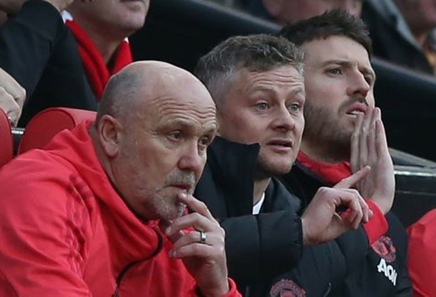 SỐC! Không phải Solskjaer, 3 trợ lý thay nhau đưa ra chỉ đạo cho Martial và Pogba - Bóng Đá