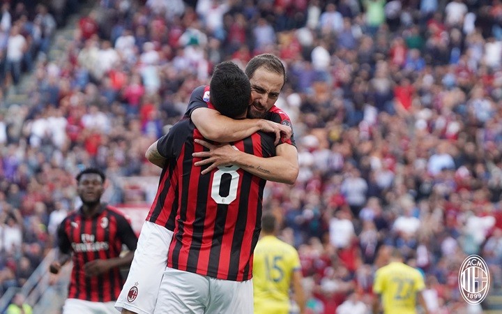 Higuain lập cú đúp, AC Milan vùi dập 