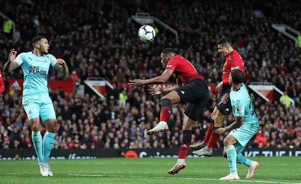 MU thắng nghẹt thở: Vì Old Trafford không phản bội Mourinho - Bóng Đá