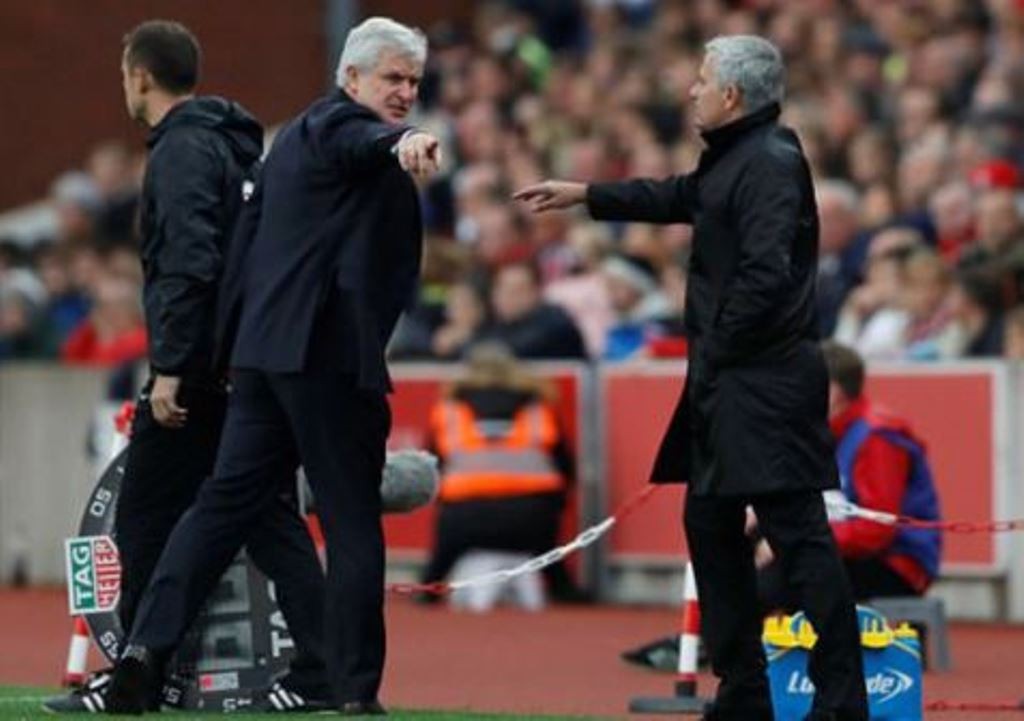 Mourinho tức giận, từ chối bắt tay Mark Hughes - Bóng Đá