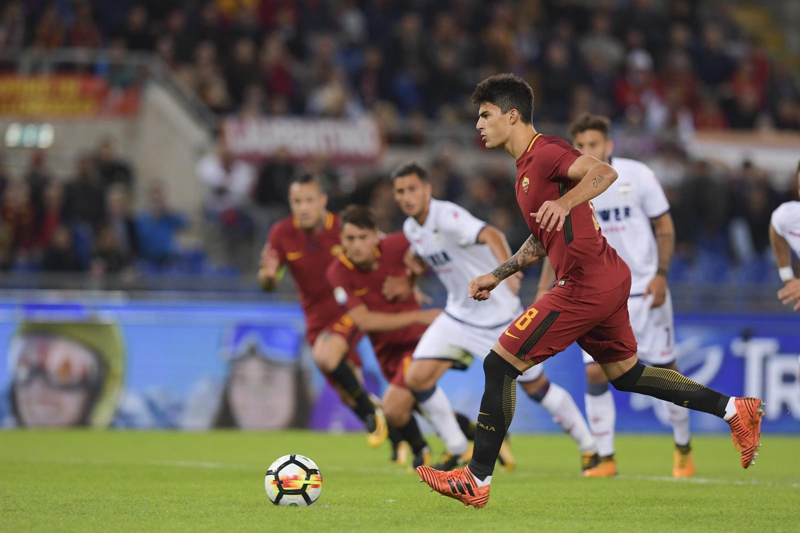 Lần đầu ra mắt, tân binh Roma thích thú lăn lộn trên mặt cỏ Olimpico - Bóng Đá