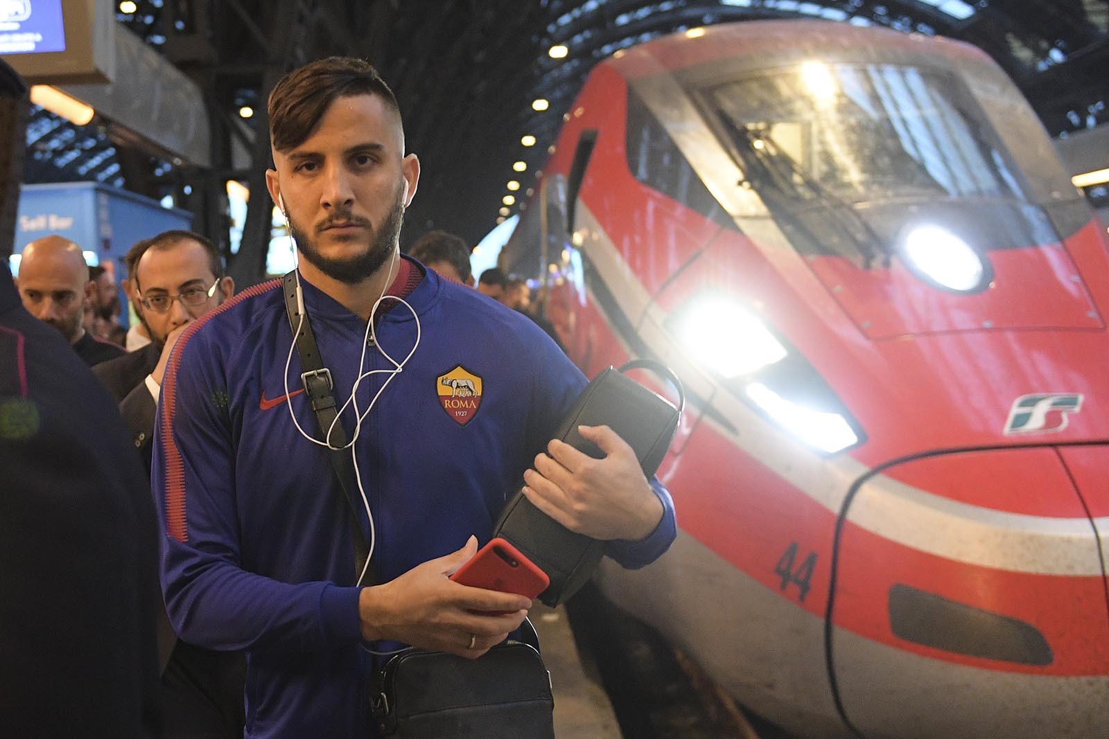 Đổ bộ xuống thành Milan, Bầy sói quyết tâm 'đá ghế' Montella - Bóng Đá