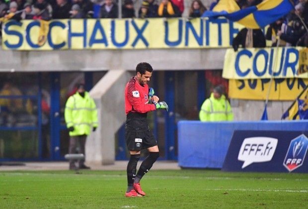 5 footballers who became goalkeepers when needed - Bóng Đá