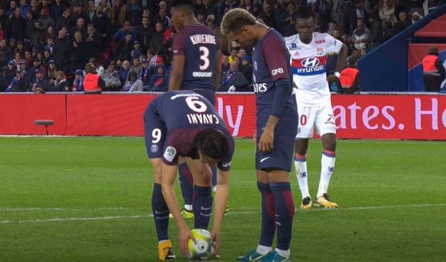 Bị Cavani trả đũa ngay trên sân, Neymar giận sôi máu - Bóng Đá