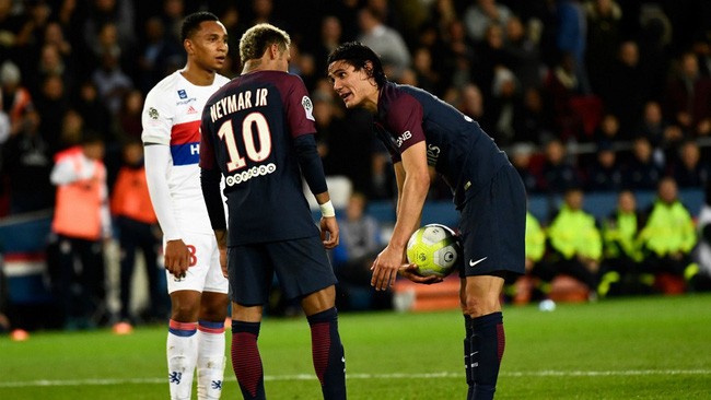 Neymar mỉm cười khi được hỏi quay lại Barca - Bóng Đá