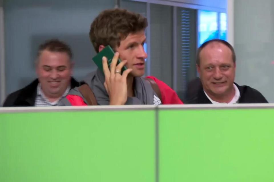 Những khoảnh khắc điên rồ đáng yêu của Thomas Muller - Bóng Đá