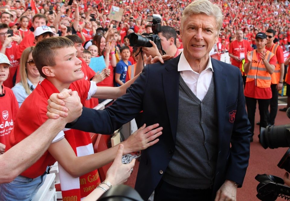 Wenger xỏ giày đá bóng ở trận giao hữu Platini - Bóng Đá