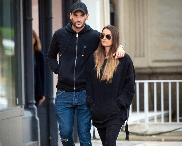 Lloris đi ăn với vợ - Bóng Đá