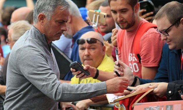 CĐV M.U hài lòng vì Mourinho đến khán đài sau trận - Bóng Đá