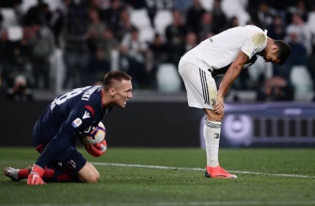 Ronaldo cáu gắt than trời vì thủ thành đối phương - Bóng Đá