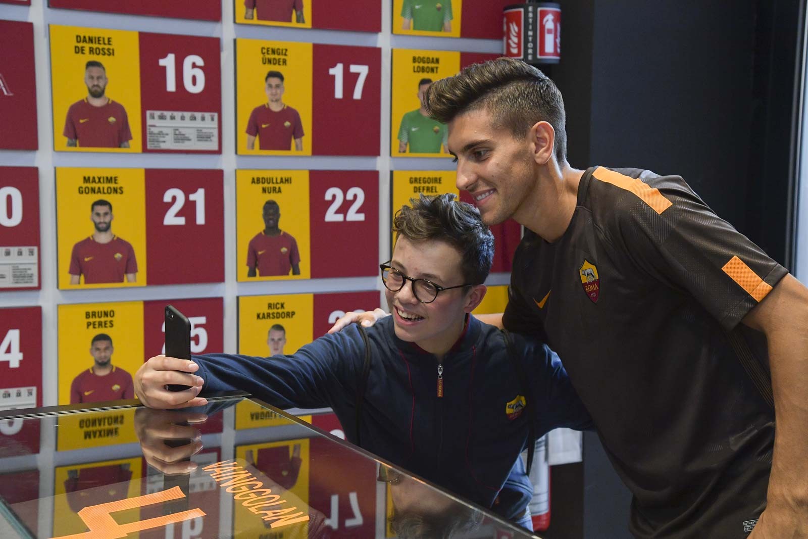 Sao Roma chiến FIFA cùng tuyển thủ esport - Bóng Đá