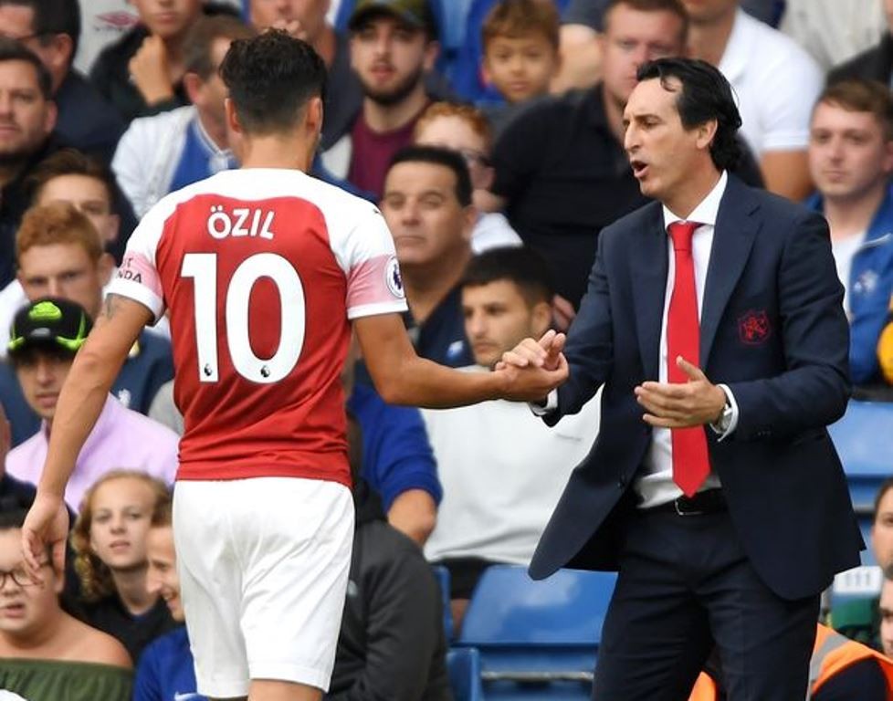 HLV Emery giải thích lí do Ozil và Xhaka phải rời sân sớm - Bóng Đá