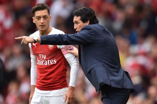 HLV Emery cảnh báo về thái độ thi đấu của Mesut Ozil - Bóng Đá