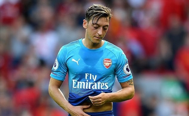 Ian Wright phản pháo Ozil: 
