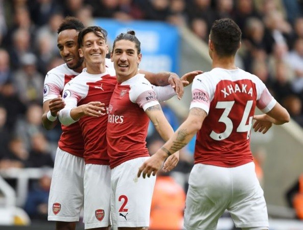 Ozil đã nói gì giúp Xhaka thực hiện thành công siêu phẩm đá phạt? - Bóng Đá