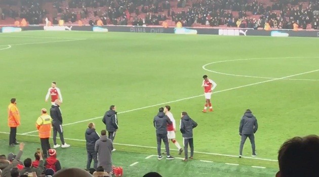 Ozil gây phẫn nộ vì “thả thính” Man Utd ngay trên sân - Bóng Đá