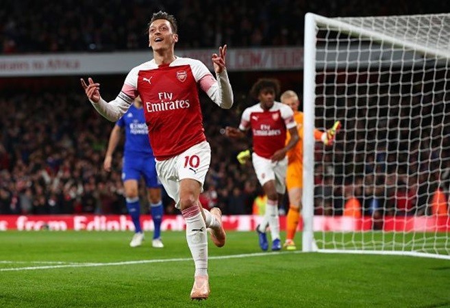Ozil cần làm điều này để sáng ngang huyền thoại Bergkhamp ở Arsenal - Bóng Đá