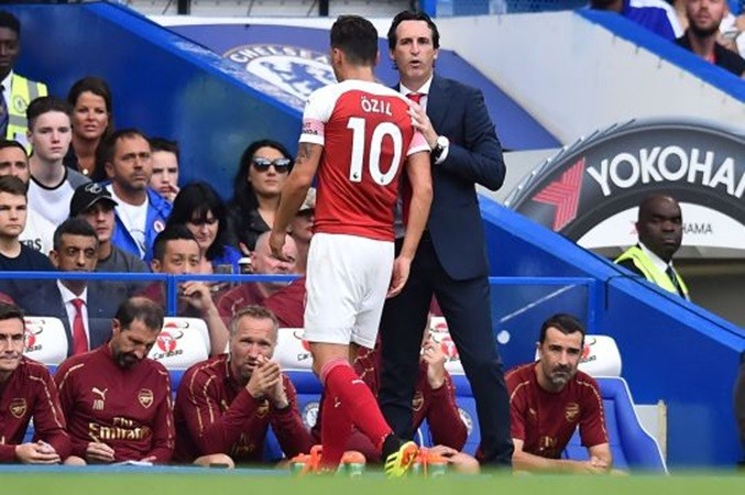 Sau tin đồn hét vào mặt Emery, Ozil sẽ phải giã từ vị trí số 10? - Bóng Đá