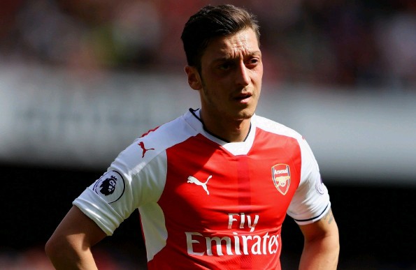 Ozil vật vờ như bóng ma khi đối đầu Man City - Bóng Đá