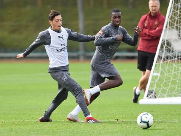 Sau tin đồn hét vào mặt Emery, Ozil sẽ phải giã từ vị trí số 10? - Bóng Đá