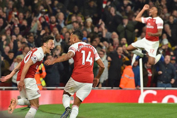 Carragher, Souness, Sutton khen Ozil - Bóng Đá