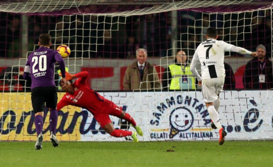 Vừa ghi bàn, Ronaldo đã bị dính thẻ và rời sân - Bóng Đá