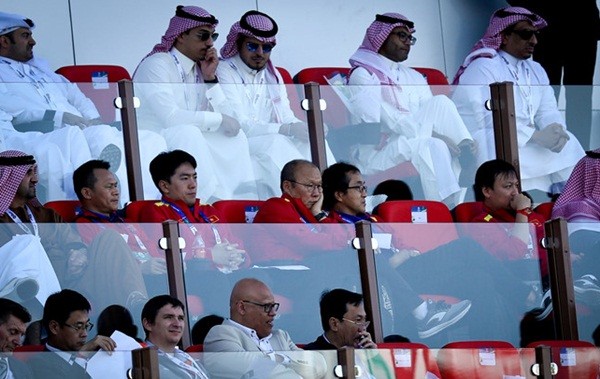 HLV Park cùng trợ lý trực tiếp xem Nhật Bản giành vé tứ kết Asian Cup - Bóng Đá