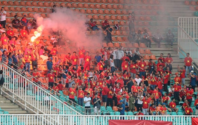 VFF bị AFC phạt vì để CĐV đốt pháo sáng - Bóng Đá