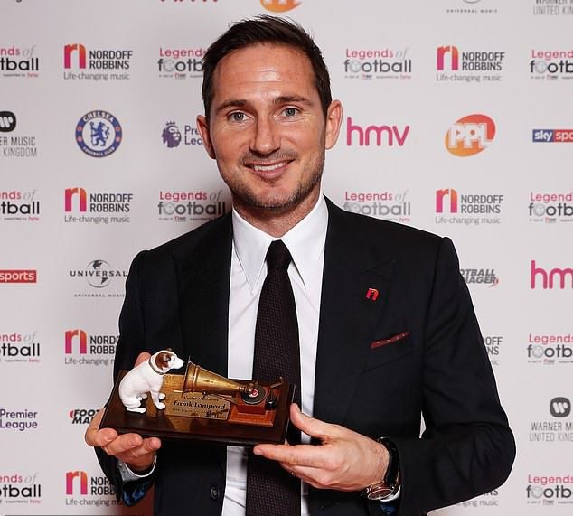 Lampard rạng rỡ nhận giải thưởng huyền thoại bóng đá - Bóng Đá