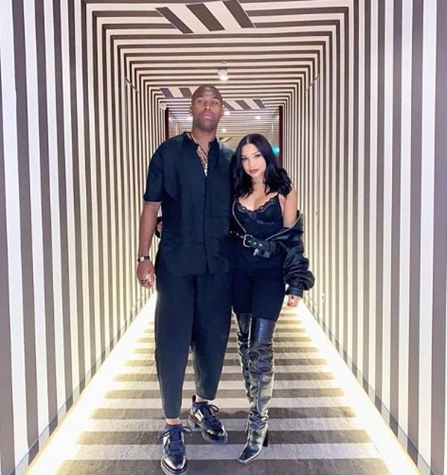 Không tập trung cùng tuyển Anh, Sturridge cặp kè cùng gái lạ - Bóng Đá