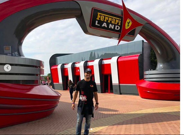 Gia đình Suarez ăn Halloween sớm - Bóng Đá