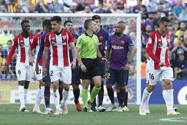 Pique bị chỉ trích dữ dội sau trận hòa của Barca - Bóng Đá