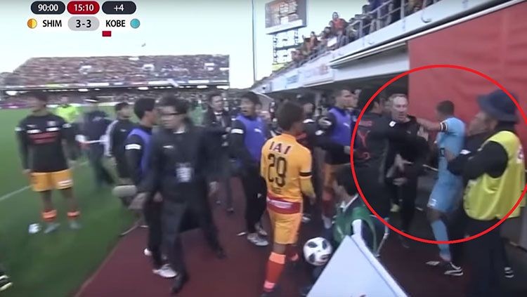 Podolski và Iniesta choảng nhau tại Nhật - Bóng Đá