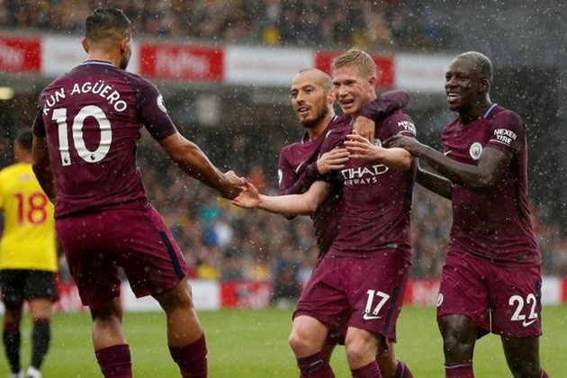 Mỉa mai lối chơi của M.U, Pep bị CĐV 'ném đá' - Bóng Đá