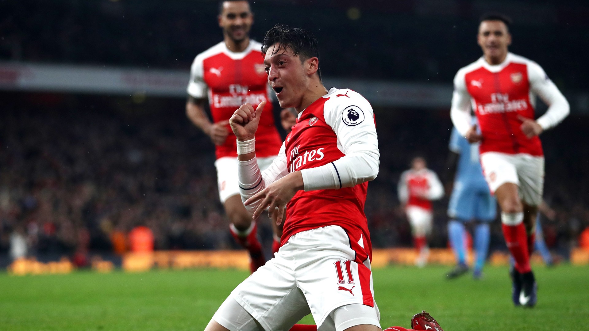 Ozil ở lại Arsenal: Nỗi lòng túng quẩn của một gã 