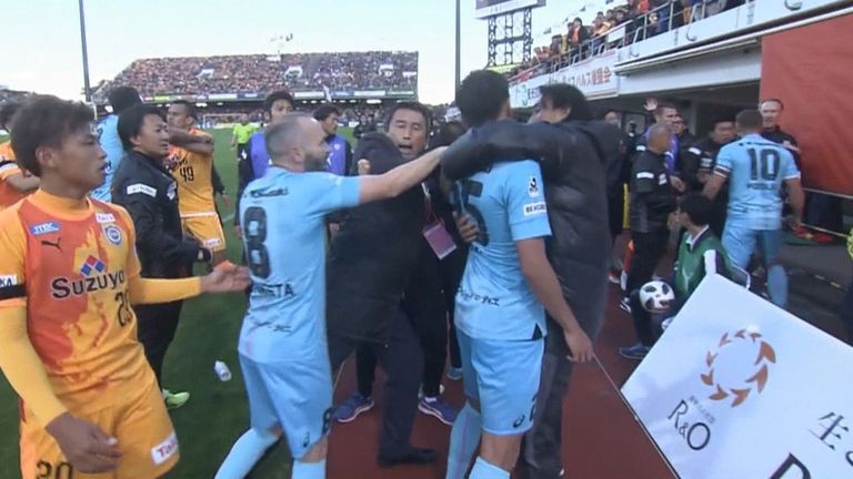 Podolski và Iniesta choảng nhau tại Nhật - Bóng Đá