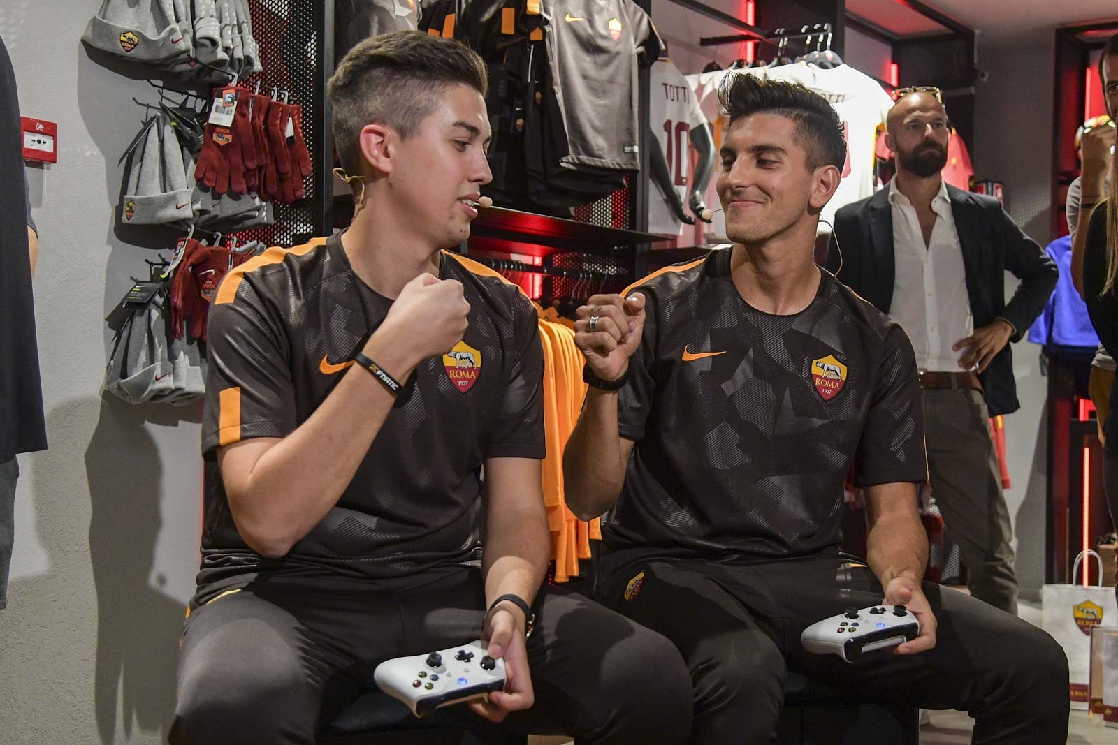 Sao Roma chiến FIFA cùng tuyển thủ esport - Bóng Đá
